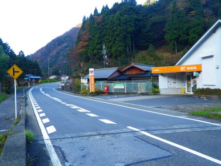 この郵便局の向こう側を右に曲がって県道３４号線に入る