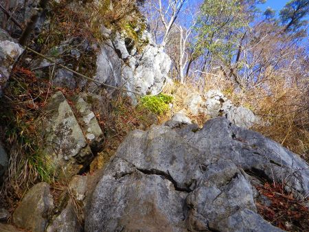 岩場だけどロープを掴まなくても普通に登っていける。ただし、下りはちょっと面倒かもね
