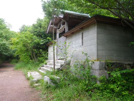 雄岳山頂にあるこの建物はいつも見ているけど何が祀られているのかよくわからない。雌岳とは反対側から登ってきた感じだね