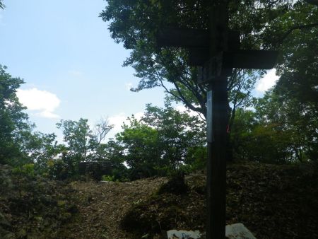 やっと稜線に合流した。御嶽もだったけど上のほうになると岩場になってるんだよね