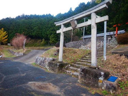 十八神社の鳥居かな？まあ用事はないのでまっすぐ進む