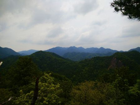 南部の展望もいい感じだが何の山が見えてるのかわからない