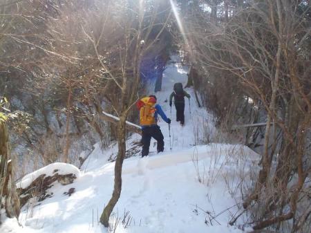 尾根と合流。ここから雪が深くなってきた
