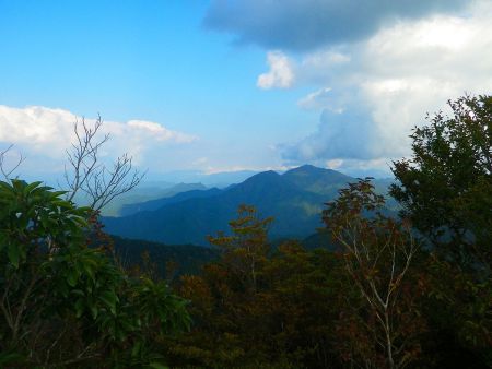 東側の展望。最初に登った大塔山が見える。あんなところからかなり歩いてきたとわかる