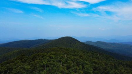 ドローンで北側の展望。見えてるポコっとした山はただのピークかな！？
