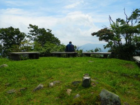 扇ノ山頂上はベンチがたくさんあって少しだけ展望がある