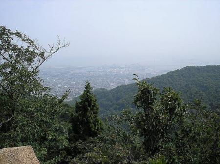 芦屋市の海側で橋が見える。今日は霞んでいて展望はあまりよくない