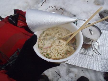 山で食べる懐かしき黄色い博多はめっちゃ美味かった！！