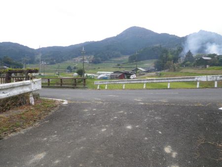 道路に出た。有料駐車場はここを左に曲がって道路をひたすら歩いていく