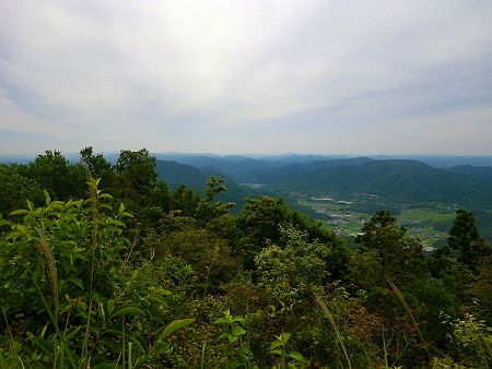ちょっと切れてるけど西寺山が左側に見えていて、丹波地方の山々が望めた