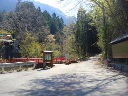 ここで分岐。以前は大峯大橋を渡り参道を歩いた。今回はレンゲ坂谷ルートなのでここから直進して林道終点までいく