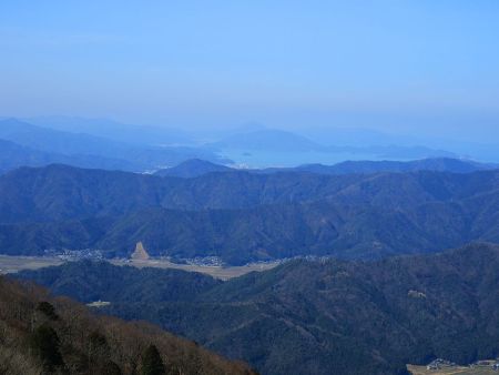 青葉山と思われる付近をズーム。おそらく奥あたりに美浜原発があるはずだけどわからなかった
