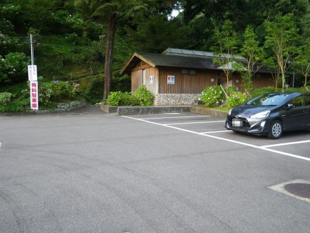 有料駐車場に車をとめてスタート。朝早いので料金は後払いにすることにした