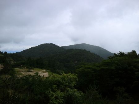 振り返るとさっき登った釈迦岳の山容が望めた