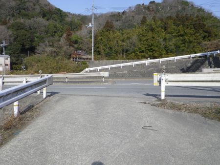 道路まで戻ってきた。このまま右に曲がって道路を歩くと歩道がないので危ないんだよね