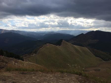 下山時はあの稜線を歩いていくのかと思いながら振り返る