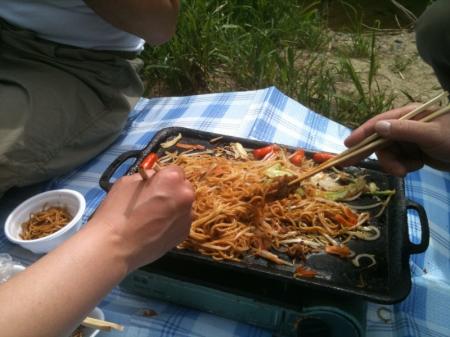 河原に下りれる場所があったのでそこで焼きそばを作ってみんなで食べた。この鉄板を持ってくるのが大変だった