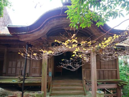 石段を登りきるとこんなのがあったけど、これが本堂なのかな！？