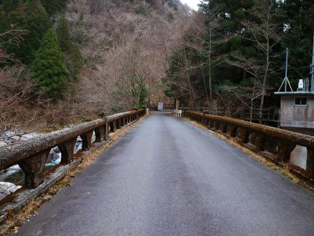 橋を渡ってすぐ右へ行く