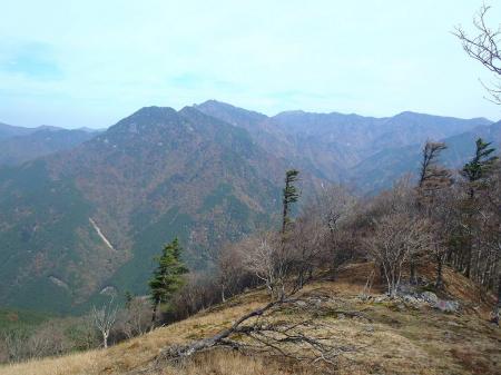 手前がバリゴヤの頭で奥が稲村ヶ岳