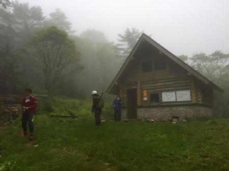 小屋の中で一人寝ていらっしゃった方がいたのでさっさと尾根に登ってから休憩することにした