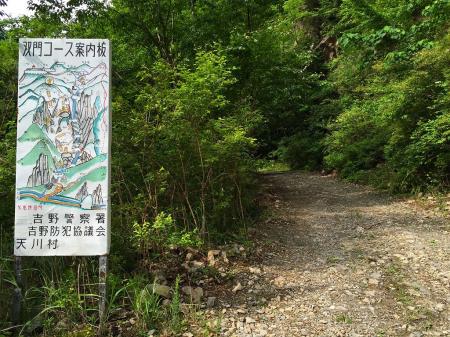 この林道の始まりかと思うとここからテンションちょい下がります