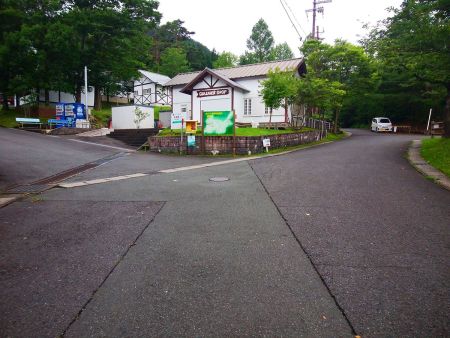 ここを右にいって林道を歩いていく