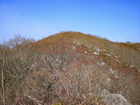 さて、ピークに登っていく。東峰はもう近いはずだと思いながら天気が良いのでテンションあがっていた