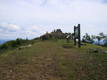 由良ヶ岳東峰に登っておいた。はじめての登山者がいた