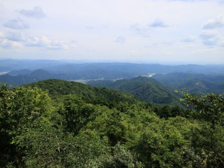 日本海と反対側の展望も撮影しておいた。山々が望めるが何の山かわからない