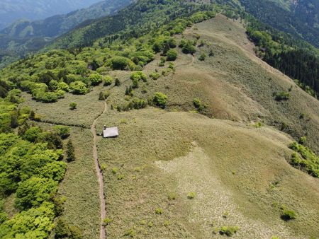 避難小屋と縦走路が見える。空撮で見ると気持ちの良さそうな稜線だね