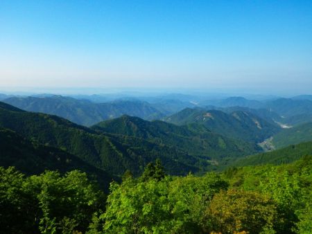 休憩所の中から西側の展望をみてみたけど、何の山が見えてるのかよくわからない