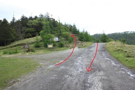 登りは登山道、下りはゲートのところから一周してくる感じ