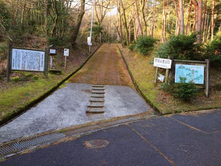 野坂岳登山口。山頂まで2時間30分と記載されているので覚悟をしていたんだけど・・・