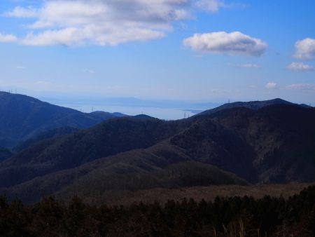 琵琶湖方面をズーム撮影。琵琶湖にある鳥居のある小松という場所付近が見えているらしい