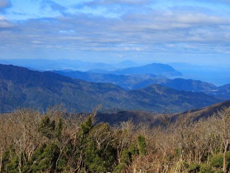 北西部をズーム撮影したんだけど、中央付近に見えてる二つに割れた山は最初、青葉山かと思ったんだけど違うらしい。何の山なんだろう！？