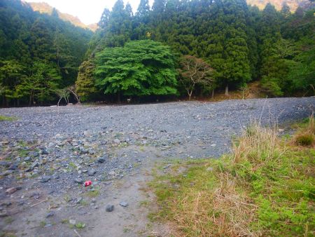 ガレ場というか砂防というか、登山口からここを渡ってきたんだけど、ルート的にちょっとわかりにくいかも