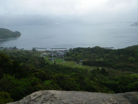 雨でガスっているけど、まだこの標高なら海が見えてる。しかし標高はまだ低いのでどんどん登っていかないといけない