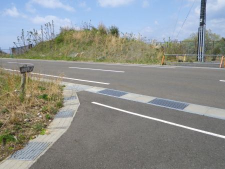 道路に出たところに浦底登山口の看板があった。この道路を右に歩いて府道141号線に出ないといけない
