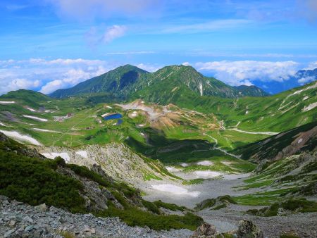 室堂や雷鳥沢方面を見下ろす。こっちは天気も抜群でいい展望