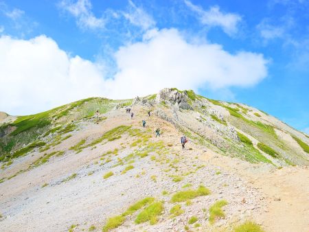 別山への登り。これが日が照ってかなり暑くてバテてしまった