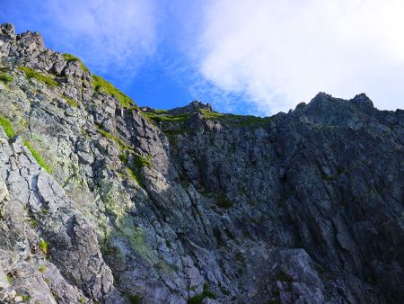 迫力ある岩場と青空。山頂に着くまでガスらないでほしいと祈るだけ。ここからあともうひと頑張り！