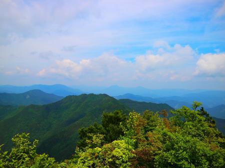 向こう側に見えてる二つの山が大洞山と尼ヶ岳のようだ