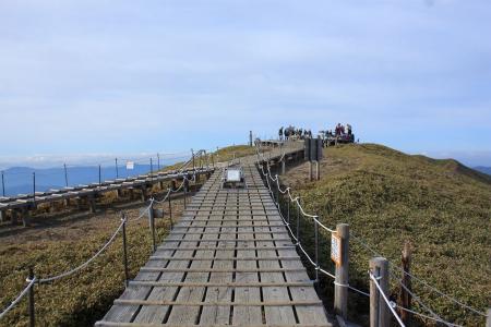 ヒュッテから頂上までは遊歩道になっていた。山頂には団体の登山者がいた