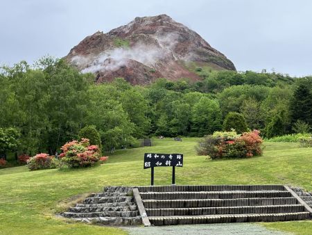 時間があれば帰りに立ち寄れそうなところはないかと思って調べると昭和新山・有珠山があってお手軽コースだったので立ち寄ってみた。この昭和新山のことは中学生の頃に社会で学んだ記憶があったみたいだけど、実際に行ってみると本当の活火山で迫力があった。登ってる人がいたけど時間がないので次の機会にと思ってる
