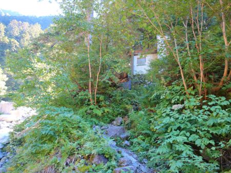 滝谷避難小屋に到着。ここからちょっとした登りがはじまる