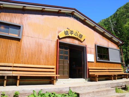 槍平小屋に到着。陽がさしてかなり暑い