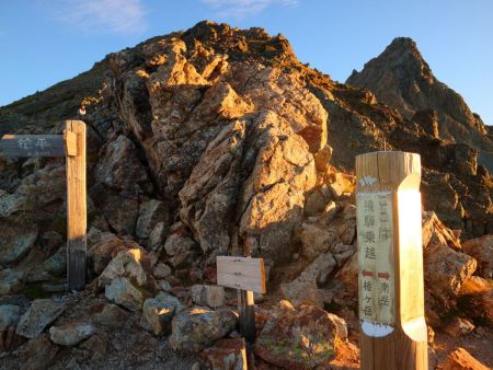 飛騨乗越に到着。ここまでくるとあともう少し登ったら槍ヶ岳山荘