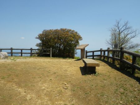 小倉山山頂園地に戻って昼食をとることにした。風が強かったので東屋の中で食べることにした