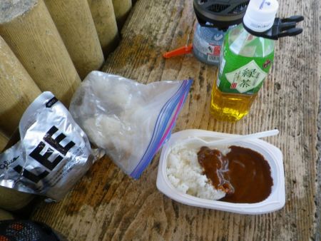 さあLEEの20倍を食べるぞ！ピリッと辛さがあったけど美味しかった。山で食べるレトルトカレーはLEEかゴーゴーカレーと決めているんだよね